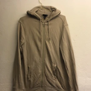 Hm hoodie - Säljer nu min HM tröja då den inte används längre. Storlek s Den har en svart fläck som syns på en av bilderna därför så lågt pris👍✅ 