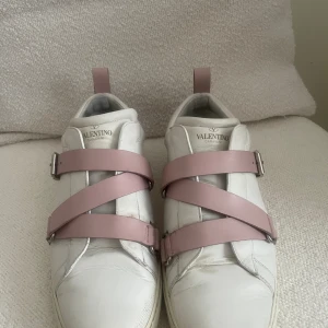Valentino skor - Säljer mina älskade valentino skor eftersom de inte kommer till användning längre! ❤️ De är i storlek 41 och är i bra skick förutom att två taggar saknas på ena skon och en på den andra. Låda, påse och kort finns med👍💕 pris kan diskuteras ❤️❤️❤️