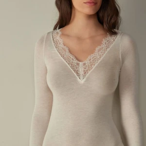 OANDVÄND INTIMISSIMI  - Helt oandvänd intimissimi tröja. Säljer för har inte haft något tillfälle att andvända den och den är inte min stil riktigt 💓 skriv för mer bilder (nypris: 450kr)