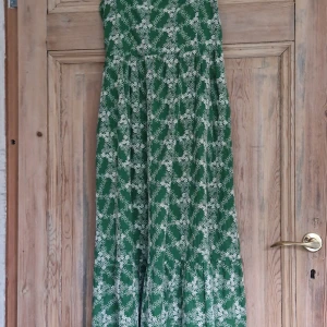 Sommar klänning - Stl. M ny klänning från förra säsongen. Blommig brodyr öppen rygg med knyte  