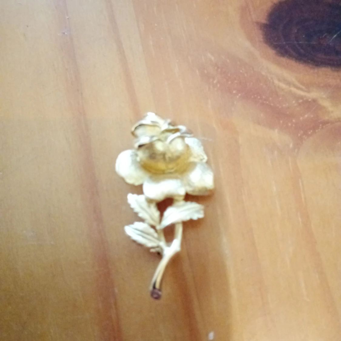 Brosch Ros guldfärgad.