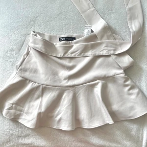 Zara kjol - Så snygg beige volangkjol med inbyggda shorts💓 storlek xs passar xs-s