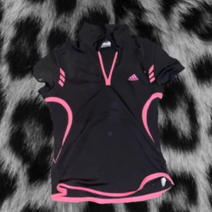 Adidas t shirt  - Används ej längre och har använts ungefär 2 gånger. Bra skick. 