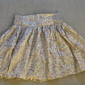 Blommig Sommarkjol - En jättegullig kjol med blommönster som aldrig har använts. Köpt utomlands i Italien för 599kr. Passar både S och M och mönstret är ljusrosa i verkligheten. Kjolen har även resor i midjan på båda sidorna samt knappar. Skriv gärna om ni har några frågor!!