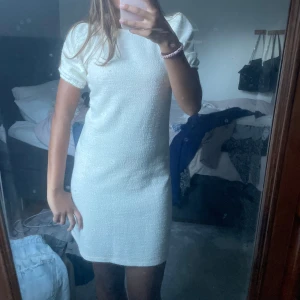 Beige klänning - Beige klänning ifrån zara som inte kommer till användning💘!
