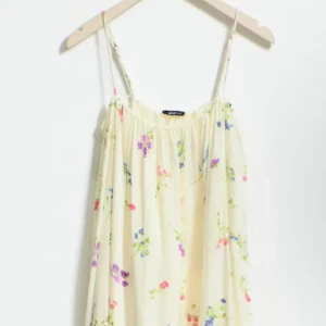 Blommig klänning från Gina (SLUTSÅLD!!!) - Hej! Jag säljer min virala klänning från Gina tricot nu då den inte kommer till användning. Helt oanvänd. Strl. M Den går ner till marken på mig som är 172.🩷🩷nypris: 499kr☀️