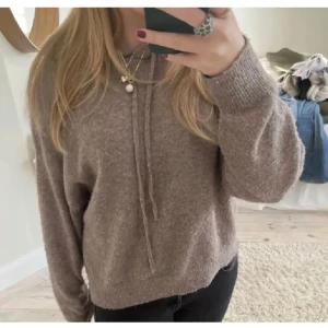 Stickad hoodie  - Stickad hoodie från Lindex. Bilden är lånad men de är exakt samma som på bilderna💕skriv för fler bilder eller frågor