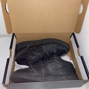 Jordan 1 low - Svarta jordans lite skitiga men det ska gå att få bort.