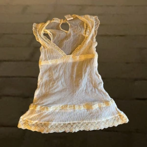 Söt blus - Jättefin blus som tyvärr är för liten för mig😭köpte den när jag var på secund hand i italien❤️