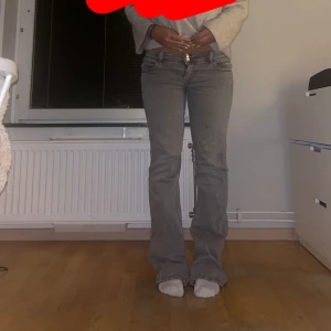 Lågmidjade jeans  - Skit snygga Lågmidjade jeans!!! Fin detalj på ens bakfickan⭐️🌟 Inte jätte andvända men en liten fläck där framme. Inget man tänker på så mycket❤️🥰🥰🥰