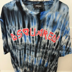 Dsquared2 T-shirt i storlek XL men sitter mer som en L - En väldigt unik Dsquared2 T-shirt som är köpt i NK. Använd en gång sedan dess inte använd. 