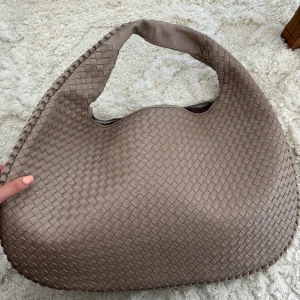 Bottega liknande väska  - Veganskt läder så fin och stor får plats med dator 🌸