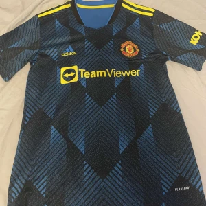 Manchester Utd tröja - Köpte den för ett tag sen men ångrar mig, bra skick (1600 nypris) 