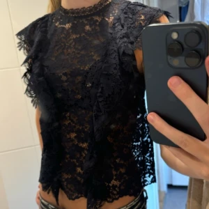 Zara spets/nät topp - Säljer den populära zara toppen, knappt använd (max 5 gånger). Säljer för att jag inte använder. Nypriset var ca 400 tror jag💞