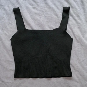 Linne - Vanlig svart croptop. Aldrig använd.