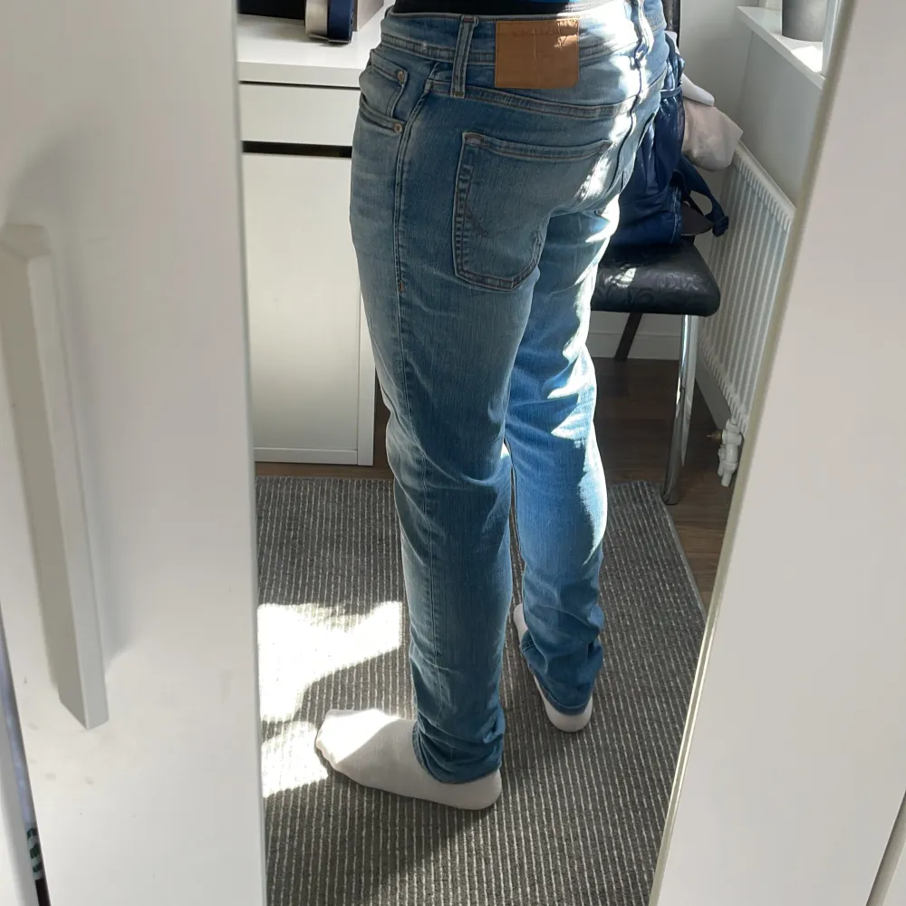 Ett par ljusblåa jeans  32 i bredd och 34 i längd  Inget fel på de, ser ut som helt nya . Jeans & Byxor.