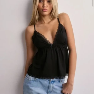 Populär svart nelly topp - En helt ny tröja m prislapp från Nelly. Är skitfin men tyvärr köpte jag för stor storlek. Passar även M.  Säljer också en vit i mina andra annonser. Köp med bundle för billigare frakt. Köparen står för frakten 