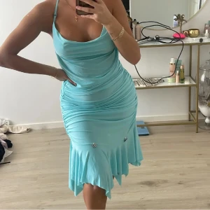 Blå klänning  - Blå klänning i strethight material 