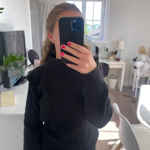 Stickad tröja  - En jätteskön tröja som inte längre används. Om man har några frågor är det bara att höra av sig☺️