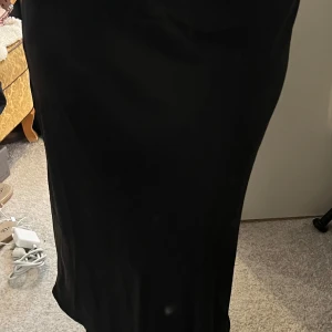 Satin kjol från Lindex  - Lång satin kjol ifrån Lindex. Storlek s, säljer då jag inte tycker om hur den sitter på mig💕
