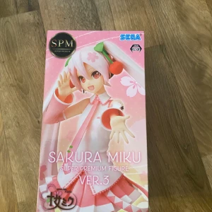 sakura miku version 3 figur - helt ny och oöppnad! säljer då jag har dubbletter. på sista bilden kan du se hur det ser ut när den är ute ur kartongen! (inte den som säljs utan min dubblett) det är en officiell super premium figur