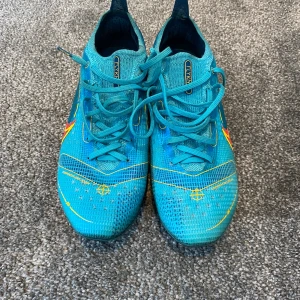 Nike mercurial  - Ett par Nike fotbollsskor i storlek 39 i bra skick de ena skosnöret är lite trasigt och dem är lite skitiga men inget är förstört på den och inget hål eller liknande i dem vid frågor är de bara höra av sig, 