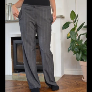 Byxor - Så snygga och sköna byxor från cappuccini! Sitter lowwaisted på mig. Jag är 175 och de är bra i längden. Midjemått 40 rakt över. Innerbenslängd 78 cm🩷