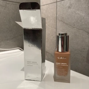 Caia dewy drops 30C - Säljer pga fel färg. Endast testad en gång, produkten i sig är det inget fel på. Förpackningen är lite knölad från när jag packade upp produkten. Nypris 345 kr