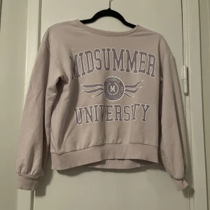 Ljuslila tröja med tryck - Tröja med tryck sparsamt använd. Tror den blev köpt från Bikbok.. fint skick.