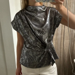 Zara topp - Sjukt fin zara topp!! Endast använd 1 gång och Såå himla fin!🫶🏼Åker iväg måndag kväll (8/7) så kommer inte kunna posta efter det.