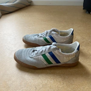 Vintage sneakers - Vintage sneakers från märket Scandinavian Master (liknar adidas). Sköna att gå i!   Tygsulan inuti skorna sitter lite löst, men märks inte när man har på sig dem. 