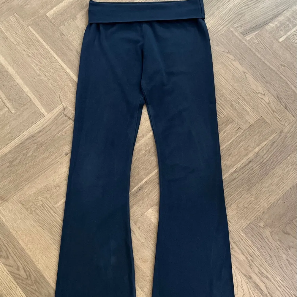 Super snygga lowwaist yoga pants från Brandy Melville.🎀🥰 De är för stora för mig, därför är de aldrig använda.❤️. Jeans & Byxor.