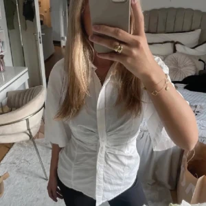 Vit zara blus - Skjortblus med vida ärmar i jättebra skick