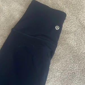Yoga pants - Säljer mina blå yoga pants från lulu lemon!! Mycket sparsamt använda!! Nypris: 1400kr. De är i storlek 2 vilket är typ XS, men de är väldigt stretchiga!!