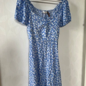 Sommarklänning - Fin sommarklänning med bra passform.  