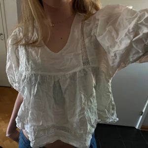 sommar topp  - Vit & luftig! Väldigt fin, om man stryker så försvinner skrynkligheten👍