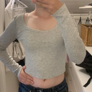 Grå topp - Fin topp från NAKD. Säljer då den ej kommer till användning. Är i fint skick. 