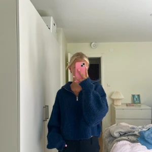 Stickad tröja - Använd ett fåtal gånger, är i stolen xl men tycker den sitter bra på mig som vanligtvis har S🥰
