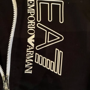 EA7 Halv zip - Säljer nu min EA7 tröja då den börjar bli för liten för mig, storleken är S/M. Kostar 1,2 ny kvitto finns