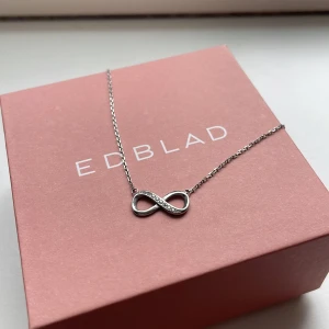 Edblad, Halsband - Halsband från Edblad 🩷 Använt fåtal gånger då jag fick den i present och inte riktigt var min stil. Lådan följer med.
