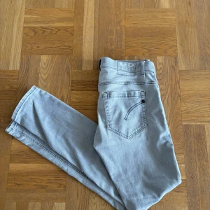 Dondup jeans - Hej, säljer nu mina dondup jeans i absolut toppskick, dom är inte andvända så mycket då dom börjar bli små för mig. Modell George, Stl 32, hör av er för frågor eller funderingar, 