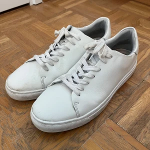 Vita Pace sneakers  - Vita sneakers passar till allt. ”In Your Own Pace”. I väldigt bra skick däremot använda några gånger. Riktigt sköna. Inga markanta defekter eller fel på skorna. Storlek är 45 men skulle även passa en 44 Defekter: lite fläkiga på framsidan  