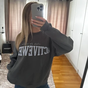 tröja med tryck - mysig tröja med tryck från gina tricot i storlek S. Använd och tvättad några få gånger!💕