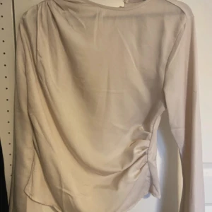 Champagne festtröja - Snygg, aldrig använd pga fel storlek. 