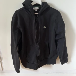 Lacoste hoodie - Lacoste hoodie/zip up. Fint skick. Storlek L men passar även mindre! Skriv vid funderingar eller fler bilder😁