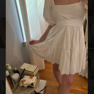 By Malina Vit Klänning - By Malina Vit Klänning. Modell: Gracia Dress. Nypris 2500kr. Storlek XS/34. Passar även storlek S/36. Helt i nyskick använd en enstaka gång då den är för stor för mig.