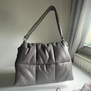 Stand studio väska - Stand studio väska köpt för cirka 2 år sedan. Bra skick, säljs då den ej kommer till användning ☺️