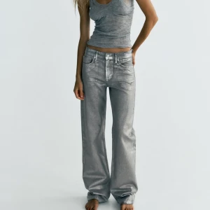 Silvriga Zarajeans  - Supersnygga silvriga jeans från Zara 🤍🤍 perfekta för utekväll elr till vardags  Helt oanvända  