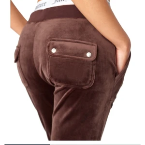 Juicy Couture 499 - Storlek s men den fattas en knapp på fickorna Använt 3-3 gånger Frakt 29 kr Ingen retur och jag ansvar Inte för post strul👌köpte den för 1559 kr och säljer för 459 kr för de fattas en knapp på ena fickan 😋