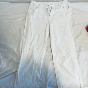 Vita jeansbyxor - Vita byxor högmidjade med liknande Manchester mönster i tyget. Dock inte lika stora refflor som Manchesterbyxor. Långa i benen är bra till mig som är 180 men går lätt att sy in om de skulle behövas kortare. 